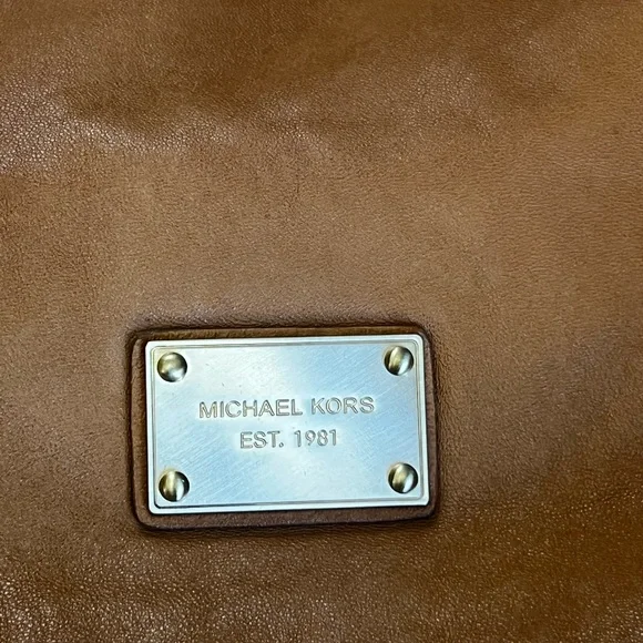 Vintage Michael Kors Tan Leather Shoulder Bag with Gold Accents - Picture 3 of 16